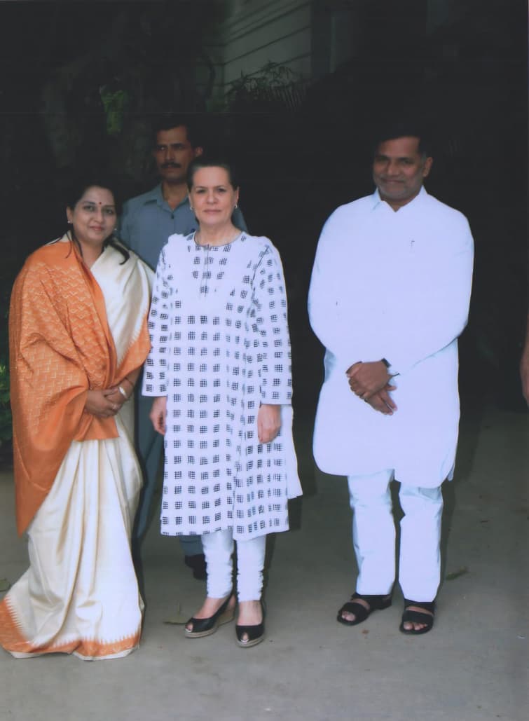 Deepti Chaudhari with Soniya Gandhi