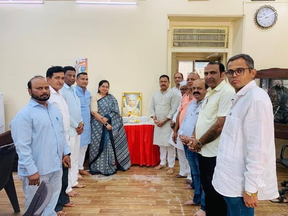 Pune Congress Pays Tribute to Former Chief Minister Yashwantrao Chavan on His Birth Anniversary