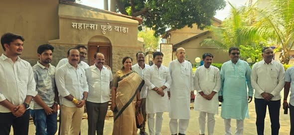 Congress Leaders Pay Tribute to Mahatma Jyotirao Phule and Savitribai Phule at Phule Wada